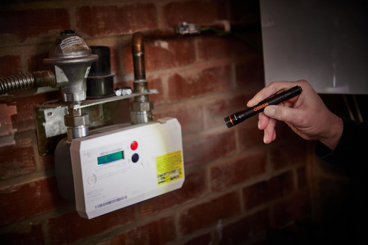 Lanterna LED OSRAM TORCH 250 ESSENTIAL com Foco Ajustável — LEDIL427ESN