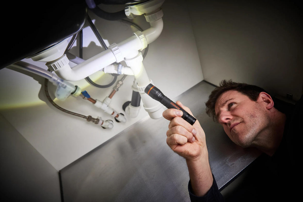 Lanterna LED OSRAM TORCH 350 ESSENTIAL com Foco Ajustável — LEDIL428ESN