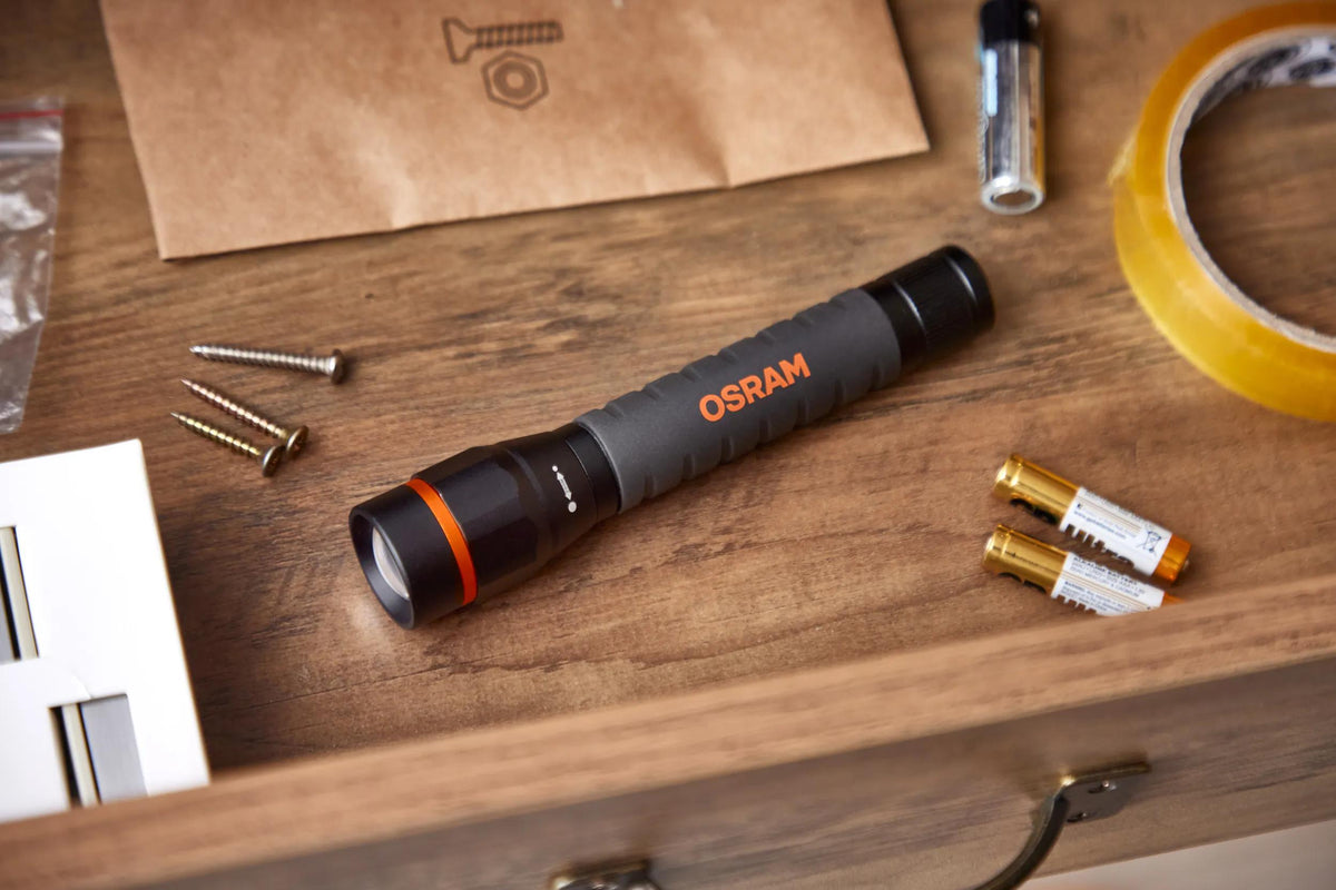 Lanterna LED OSRAM TORCH 350 ESSENTIAL com Foco Ajustável — LEDIL428ESN