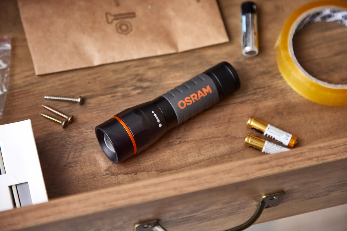 Lanterna LED OSRAM TORCH 450 ESSENTIAL com Foco Ajustável — LEDIL429ESN
