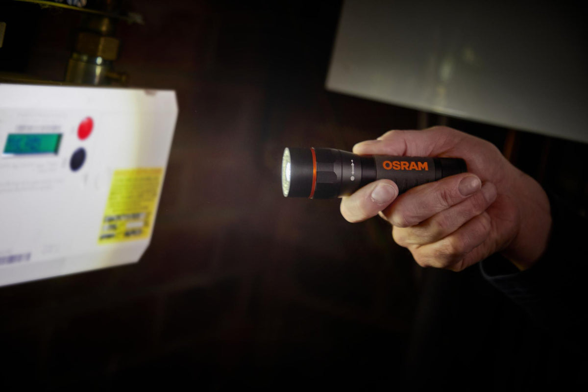 Lanterna LED OSRAM TORCH 450 ESSENTIAL com Foco Ajustável — LEDIL429ESN